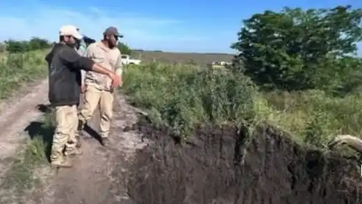Un camino bloqueado y una solución inmediata con la asistencia comunal a un
productor