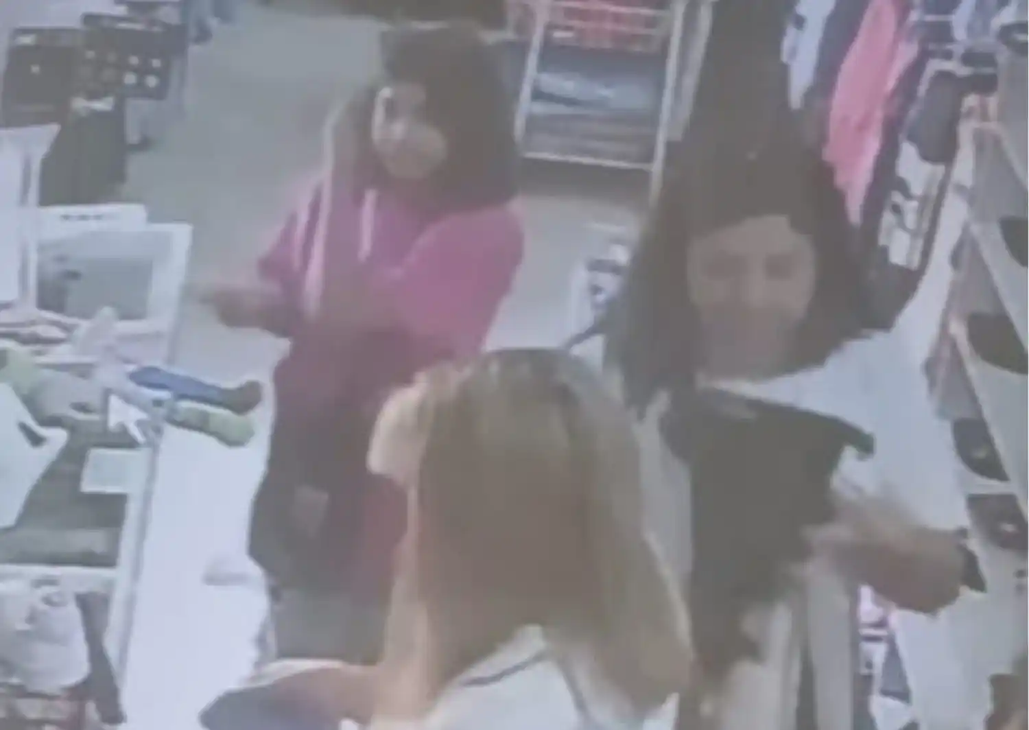 Mujer agarró celular ajeno
