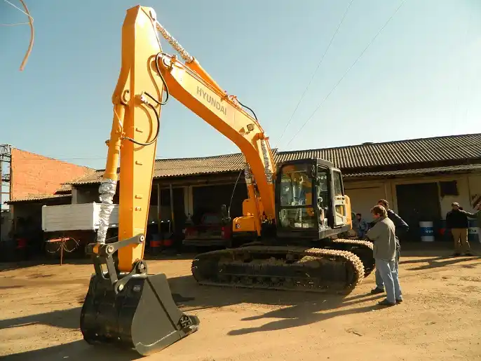 Una retroexcavadora y cuatro camionetas para el Municipio
