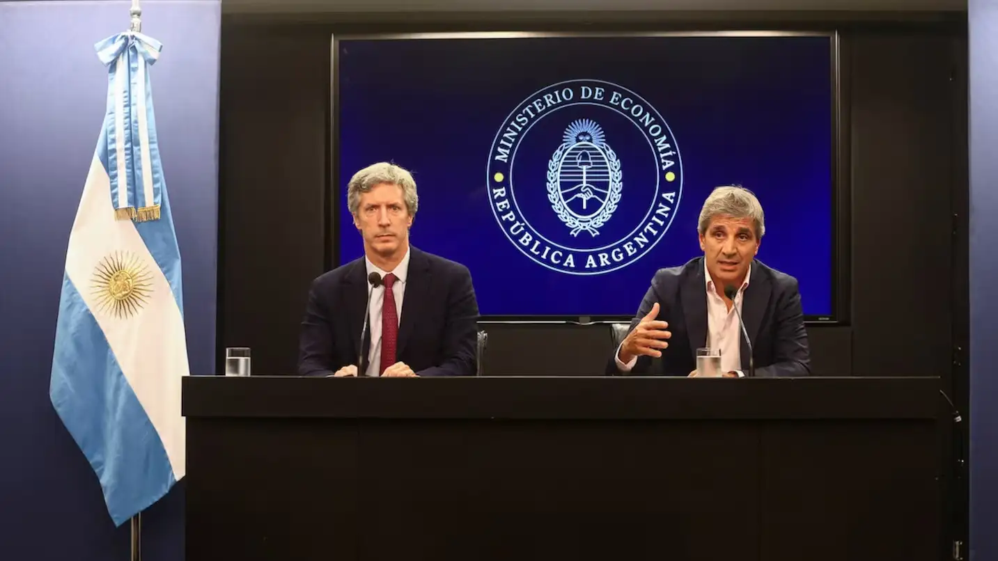 Conferencia de prensa del ministro de economía, Luis Toto Caputo junto al presidente del banco central Santiago Bausili