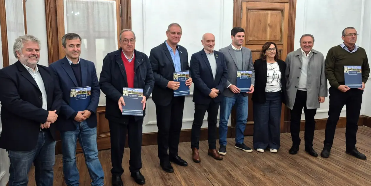 Los jefes comunales. Y autoridades de la Unicen, en el encuentro desarrollado en la ciudad serrana