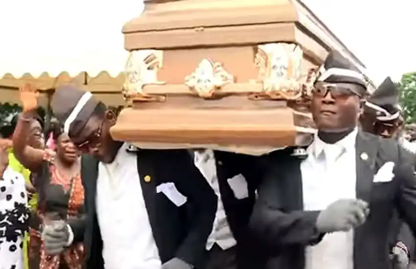 Los bailarines africanos con el ataúd dijeron que «cuando nos inviten a ir a Argentina vamos a ir»