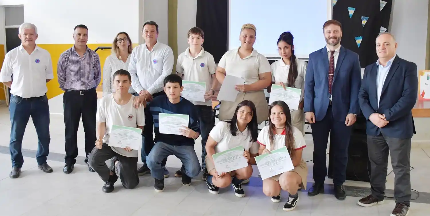El Intendente felicitó a los alumnos que desarrollaron una aplicación para detectar áreas de riesgo transmisoras de Dengue