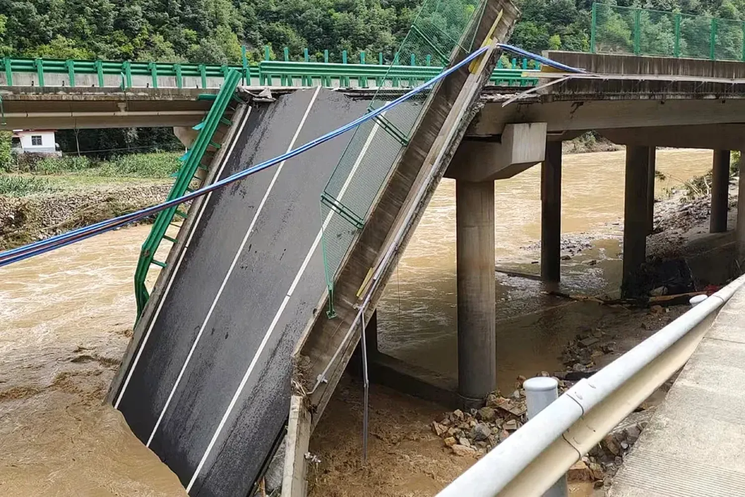 HUNDIMIENTO DE UN PUENTE EN CHINA deja 12 muertos y más de 30 desaparecidos