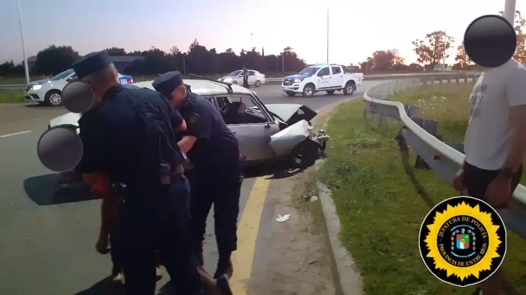 Joven chocó en el acceso norte y salió despedido del vehículo