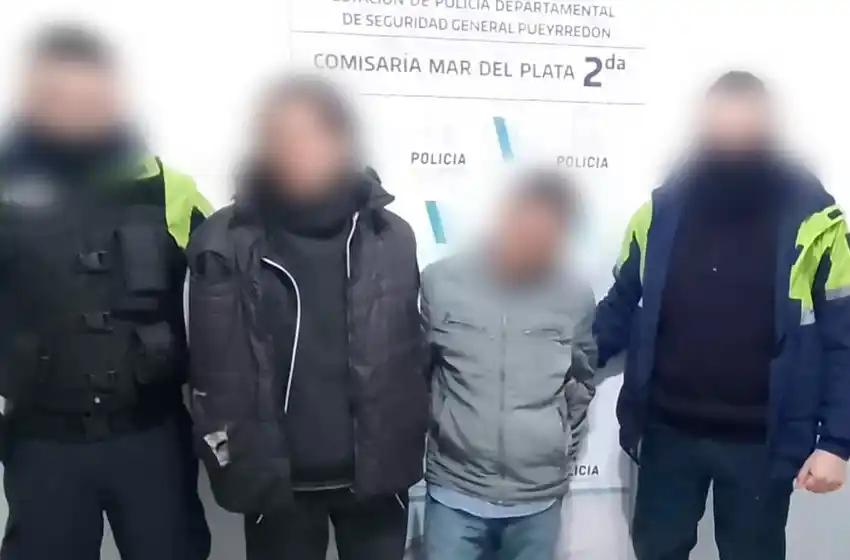 Bajan de un auto, roban celular a una joven y escapan