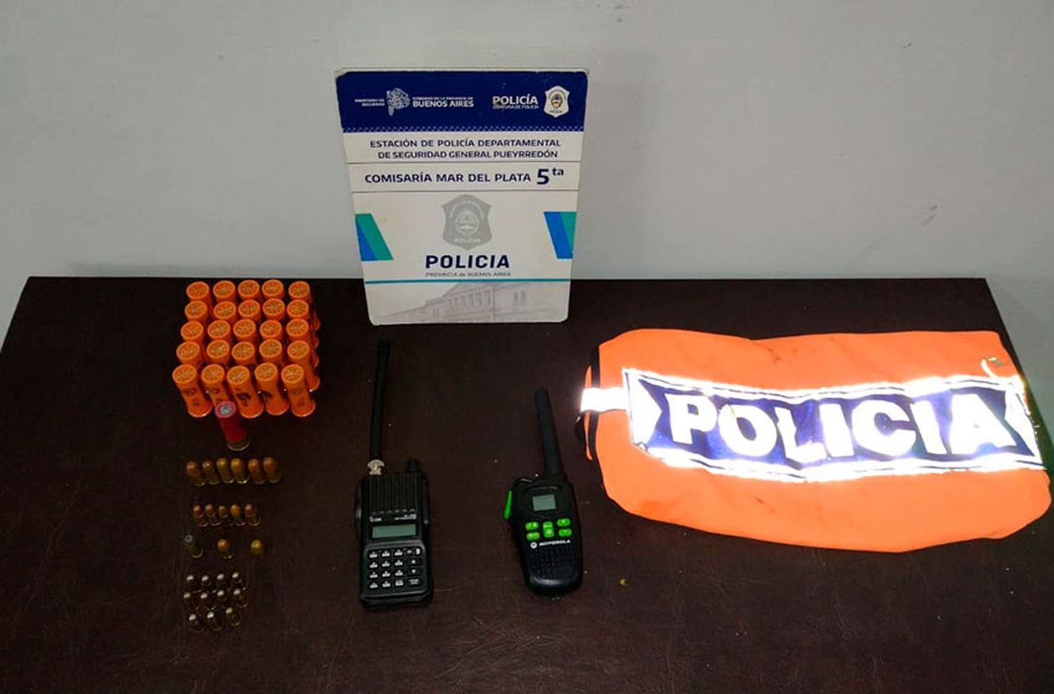 Tras allanamientos, atrapan a un delincuente especializado en robar autos: tenía inhibidores y chaleco de la policía