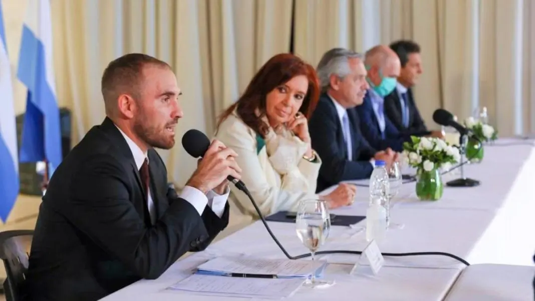 Argentina al borde del default: ordenan pagar un seguro por bonos impagos