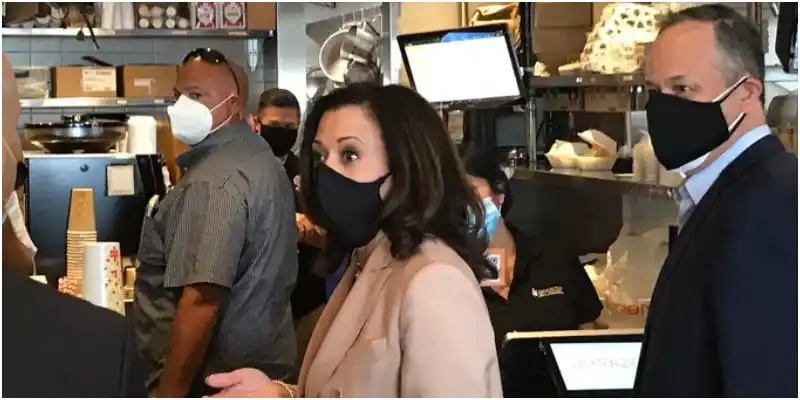¡EN DORALZUELA! Kamala Harris sorprende en una arepera de Miami