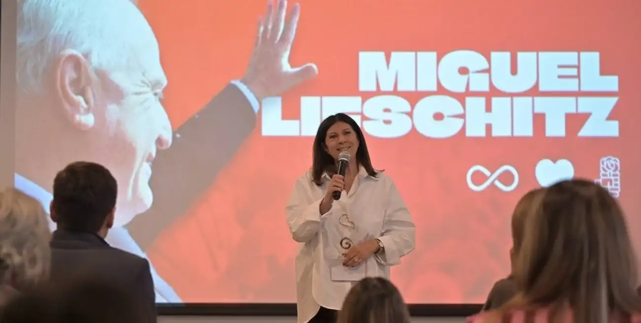 Clara García encabezó el homenaje a Miguel Lifschitz junto a sus hijos en Rosario.