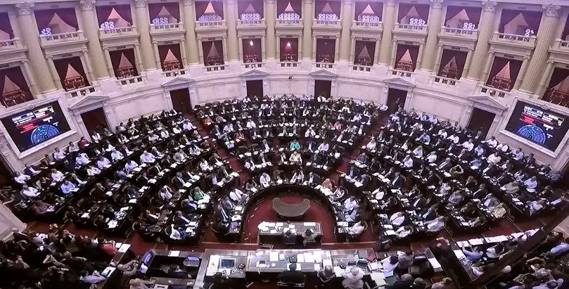 Pese a los incidentes, la represión y las protestas, Diputados aprobó la ley previsional