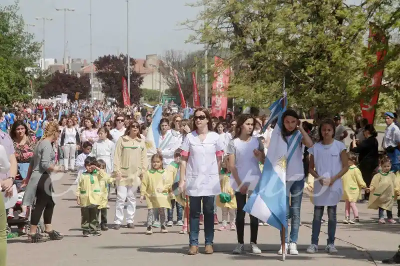 Desfile y corte de torta de cumpleaños