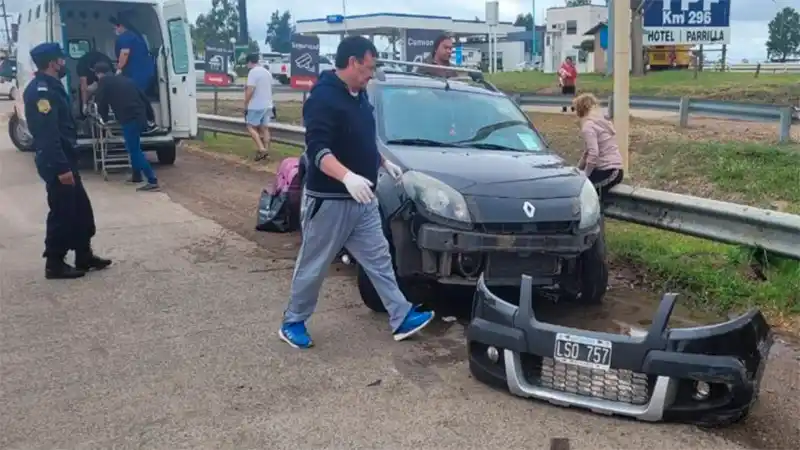 Un auto despistó al ingresar en la rotonda de acceso a una ciudad entrerriana