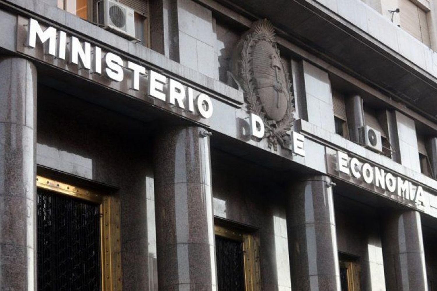 Economía anunció medidas para autónomos con ingresos mensuales inferiores a 15 salarios mínimos