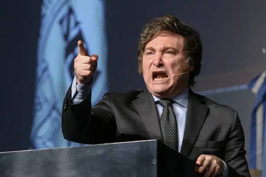 Por decreto, Javier Milei confirmó el virtual congelamiento salarial para los empleados públicos