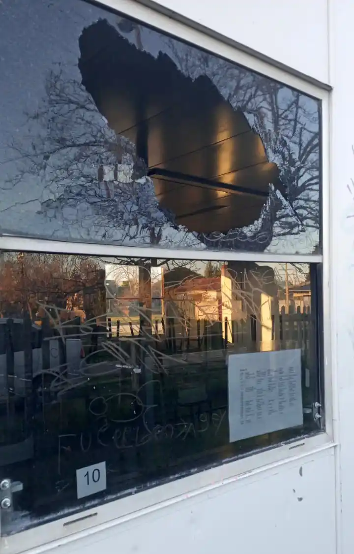 Vidrios rotos, puertas forzadas y mobiliario roto, una secuencia que se vive con periodicidad en el edificio del IPAT.