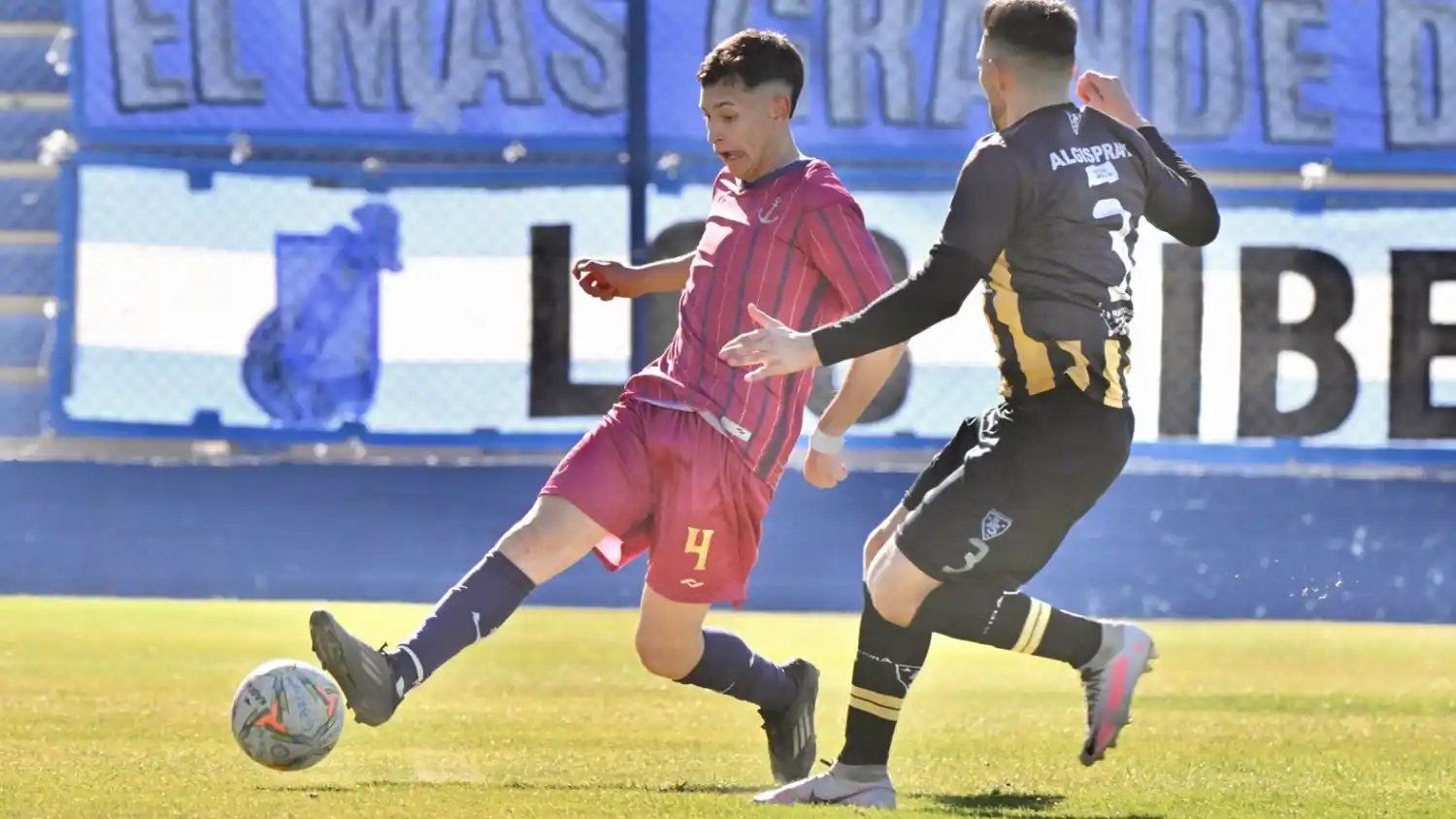 FOTO @FELDMAN_DA-DIARIO JORNADA Kostelak juega la pelota ante la marca de Martínez.