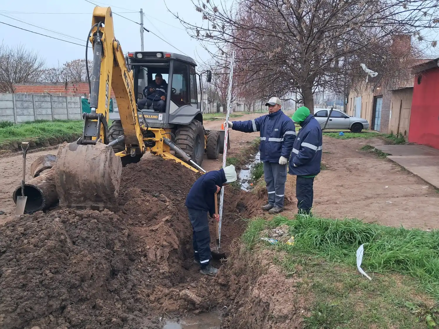 Personal trabaja en la limpieza de cunetas.