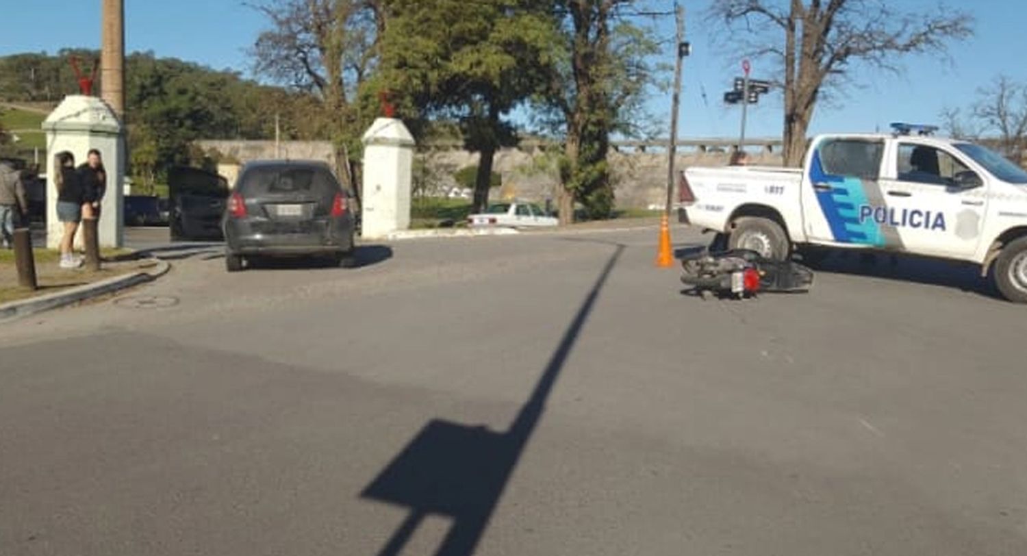 Un joven fue hospitalizado tras chocar en Alvear y Larrea