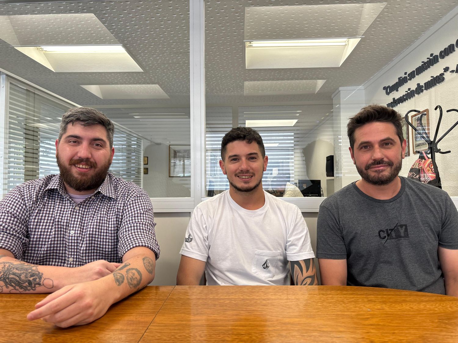 Gastón Baños, Ariel Constantino y Juan Domanski, en las instalaciones de Ecos Diarios.