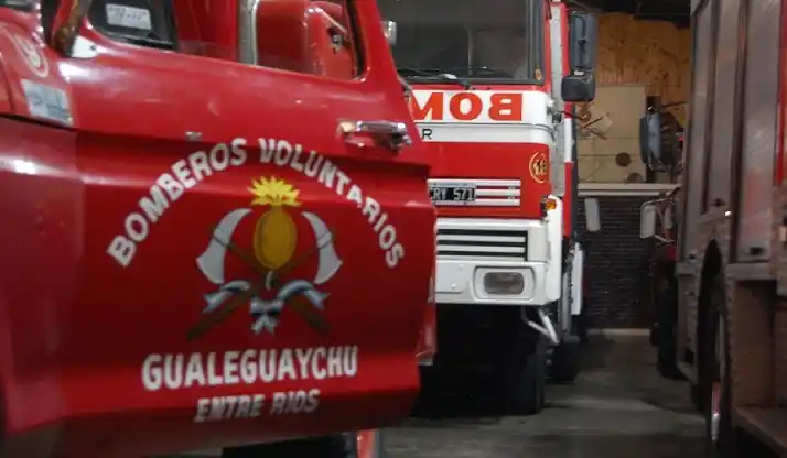 Se prendió fuego un galpón con una camioneta y un tractor adentro