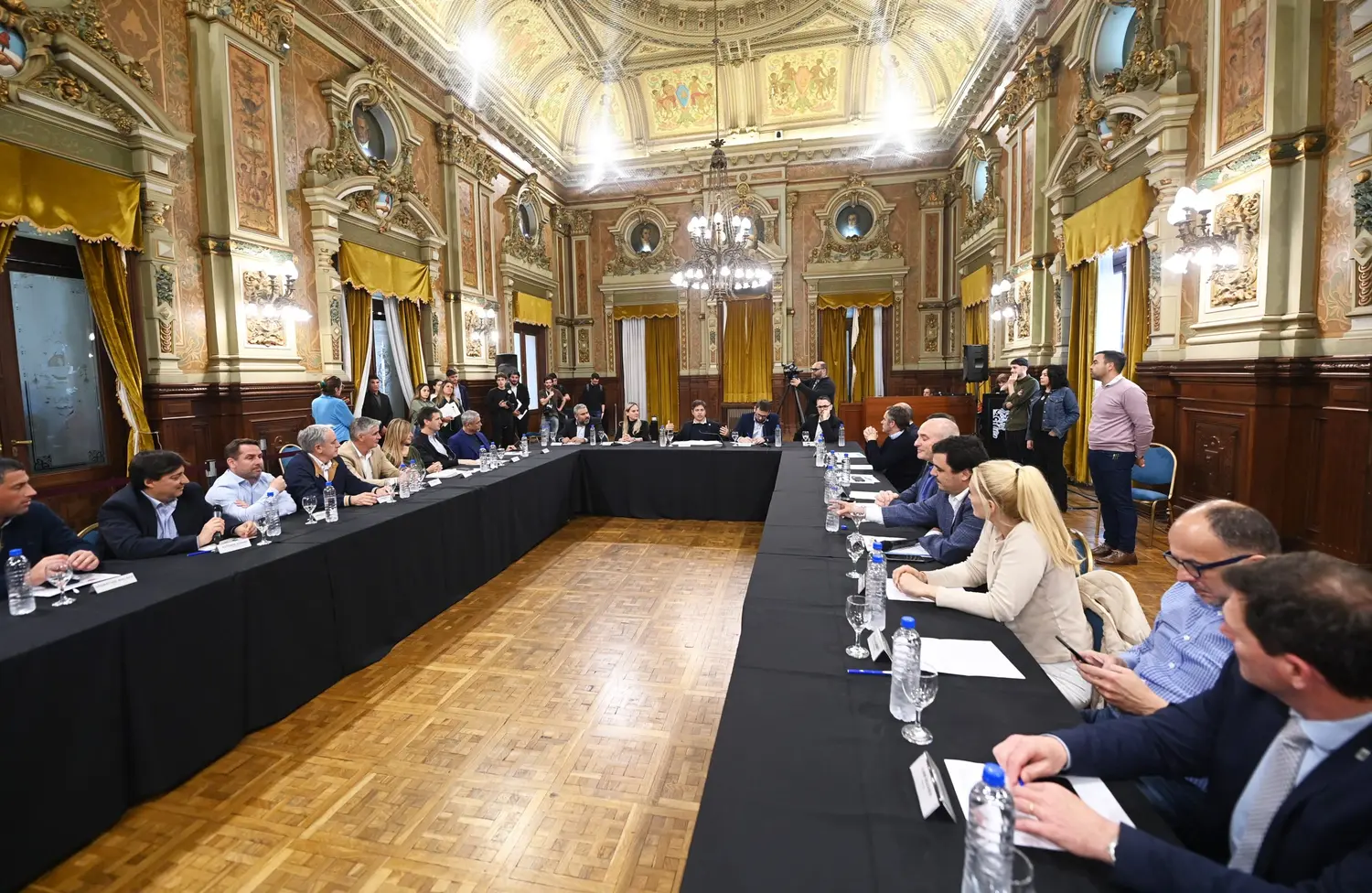 Pablo Garate asistió a la firma de contratos Leasing Municipios