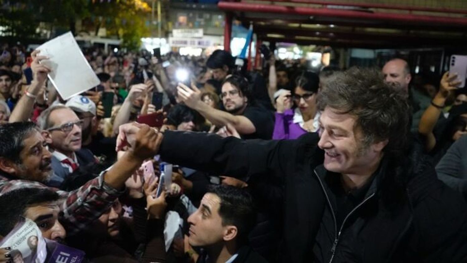 Javier Milei junto a seguidores libertarios.