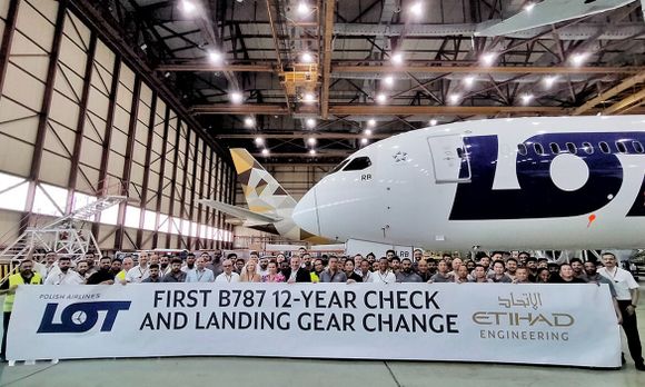 Etihad Engineering realizó la primera revisión de 12 años a un Boeing 787