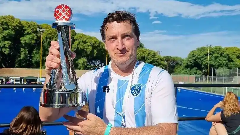 Matías Zubeldía, con el trofeo del Panamericano '23.