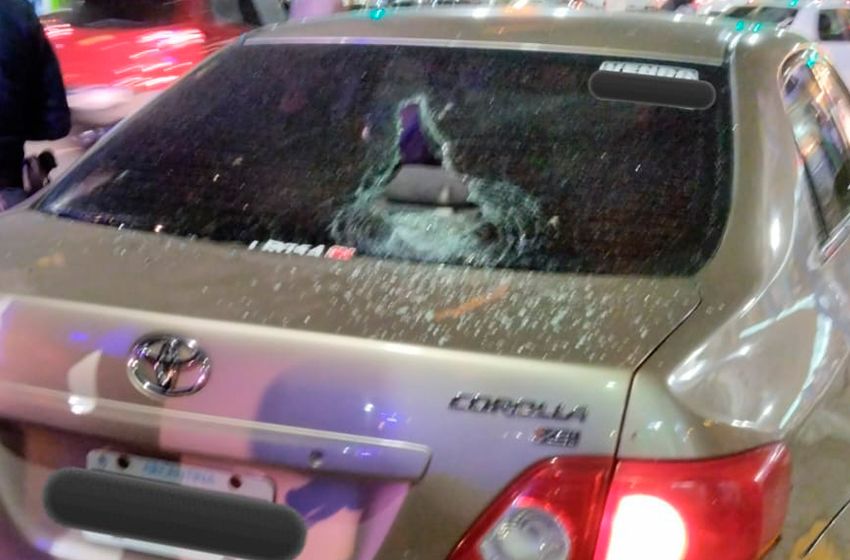 Pelearon por un lugar para estacionar y le rompió el auto con un casco