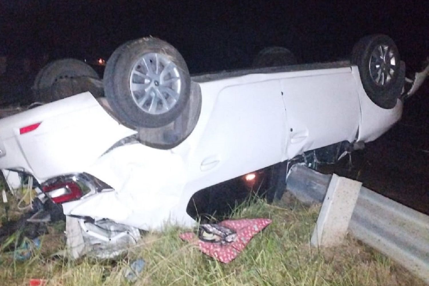 Dos hombres fueron hospitalizados tras volcar en la autopista