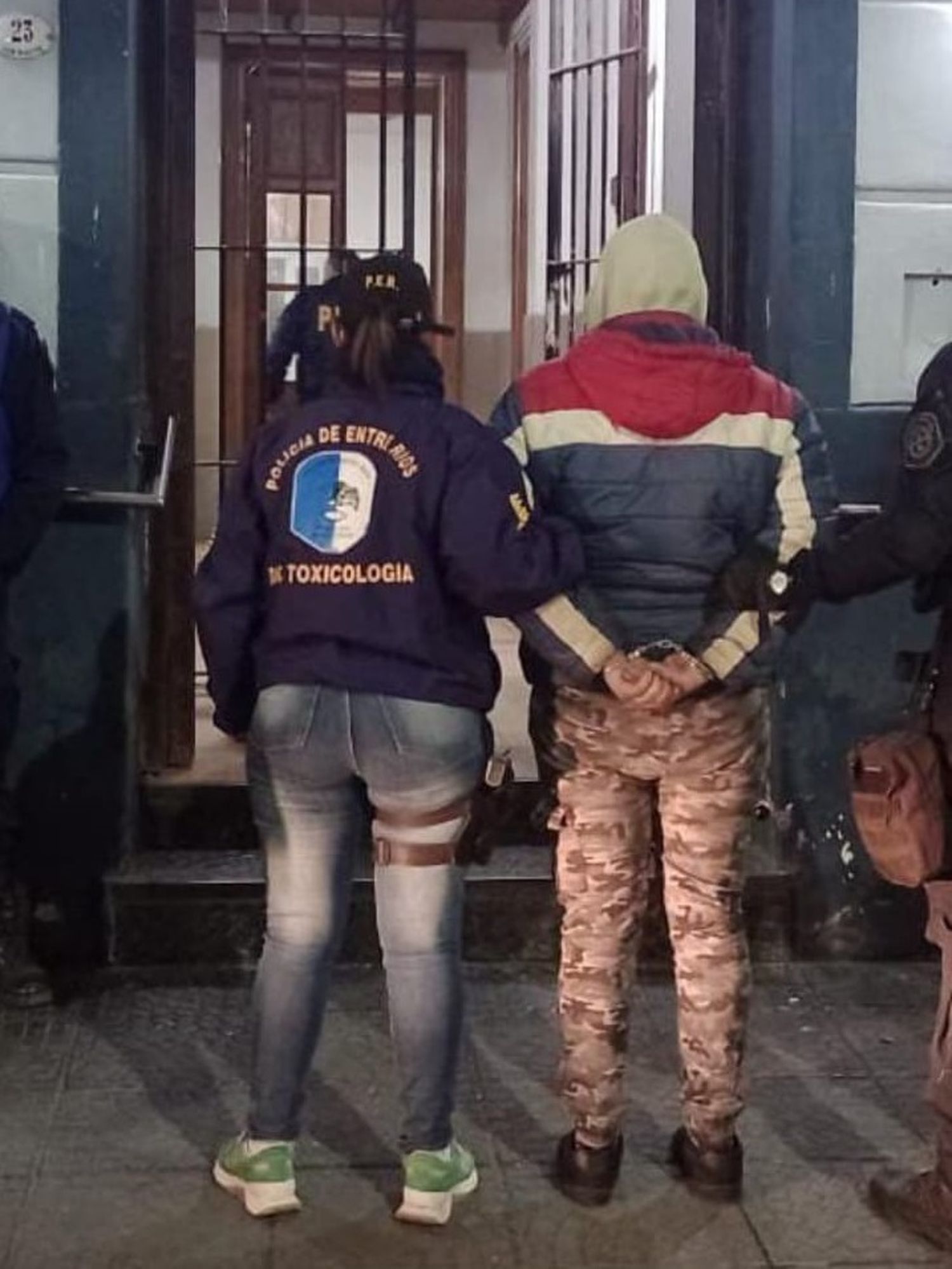 Allanamiento por narcomenudeo en Victoria: Secuestro de drogas y detención de dos personas
