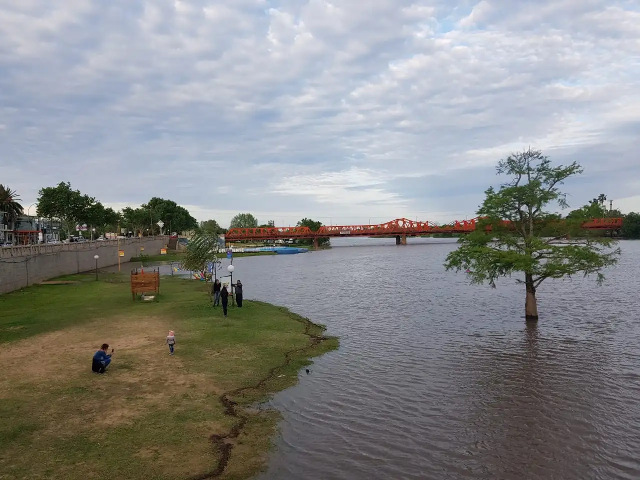 El río tuvo una leve bajante pero el pronóstico sigue sin ser alentador