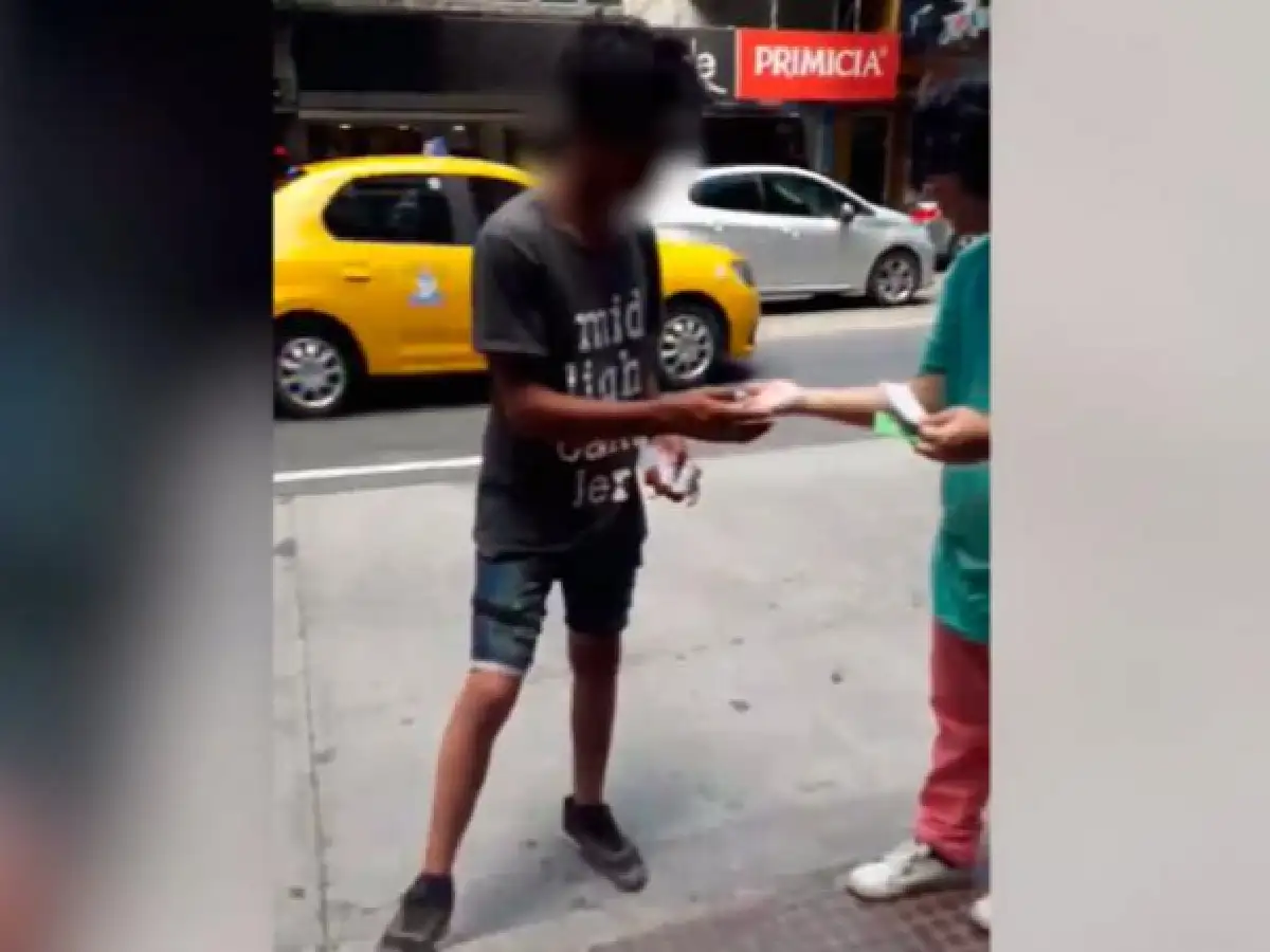 Córdoba: Denuncian por maltratos a un joven que pide dinero en el centro
