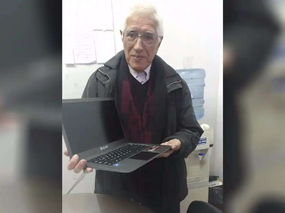 [Video] Le robaron la computadora y sus alumnos le compraron otra