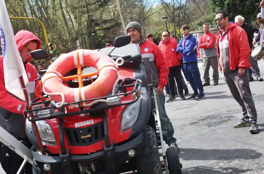 Guardavidas cortan la calle en el Municipio: "Se acabó la paciencia"