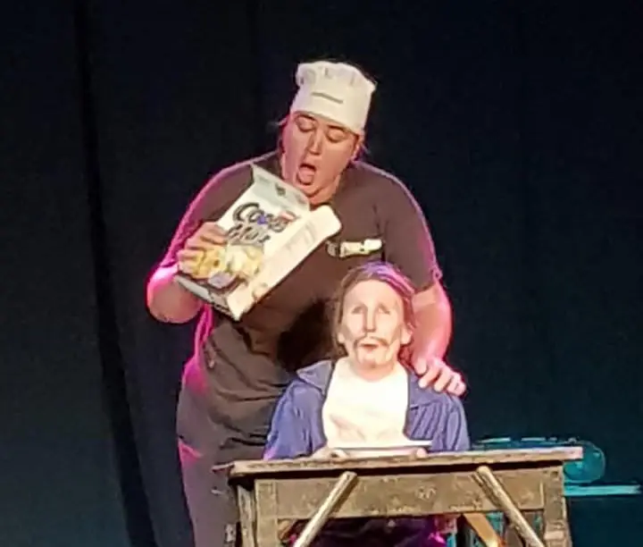 Sube al escenario la obra  de teatro “Cuatro sillas”