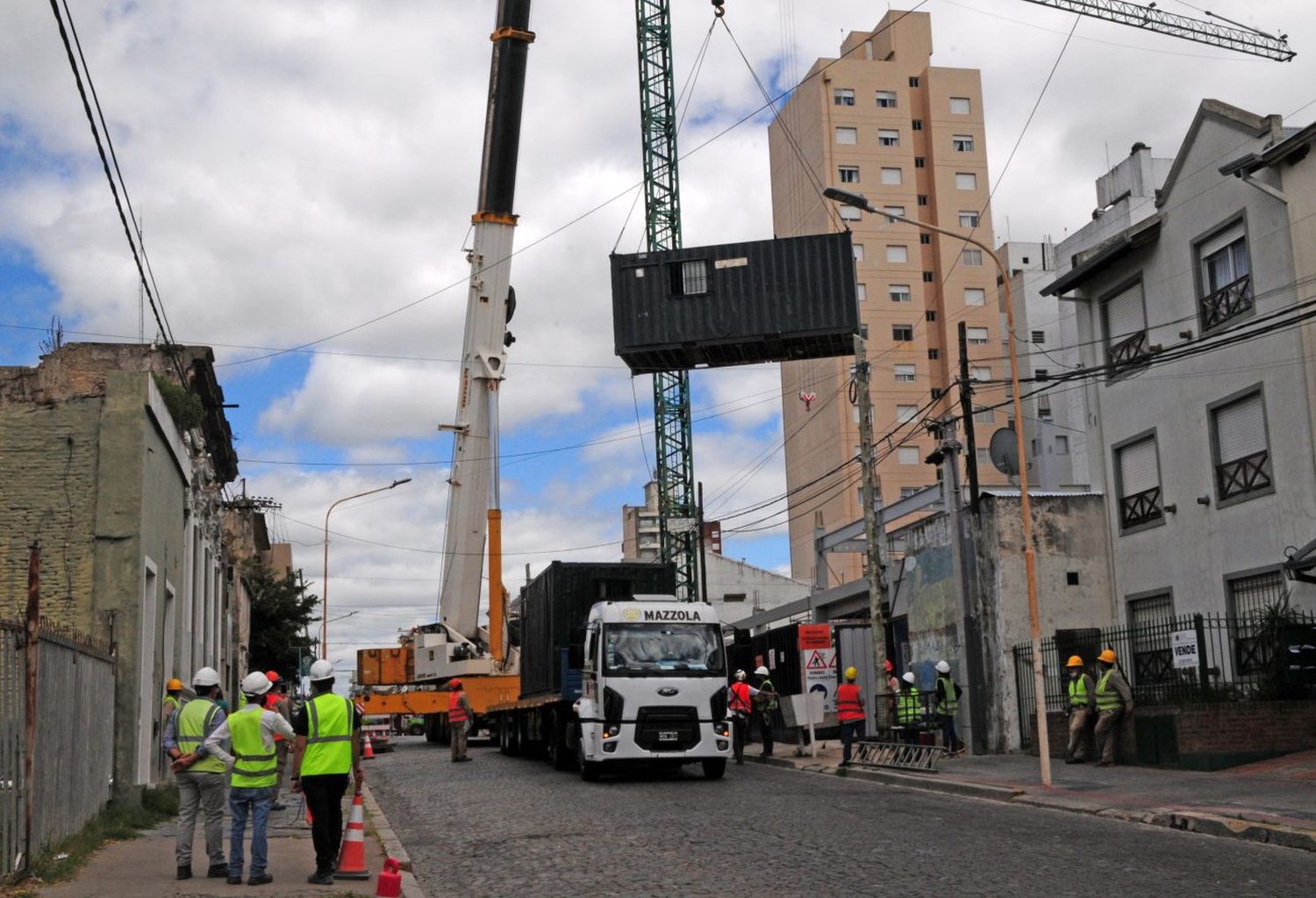 Mientras avanza la construcción, una imponente grúa irrumpió en la calle para realizar movimientos en la obra de Globant