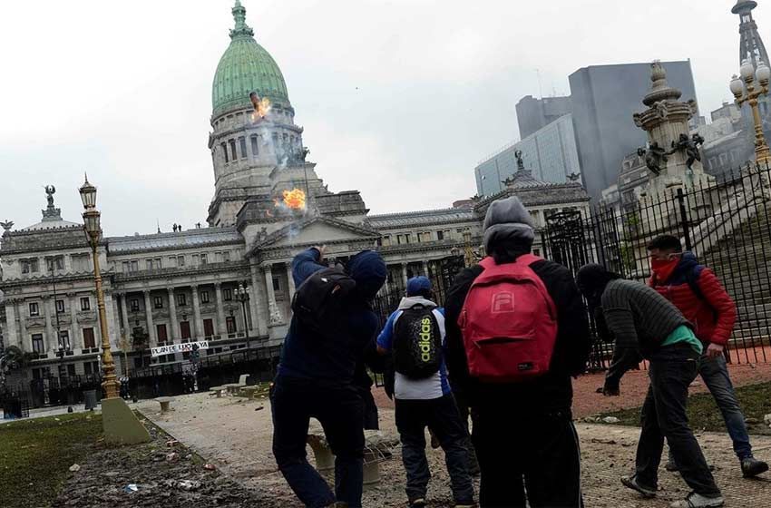 Detuvieron a veintisiete personas por los destrozos fuera del Congreso
