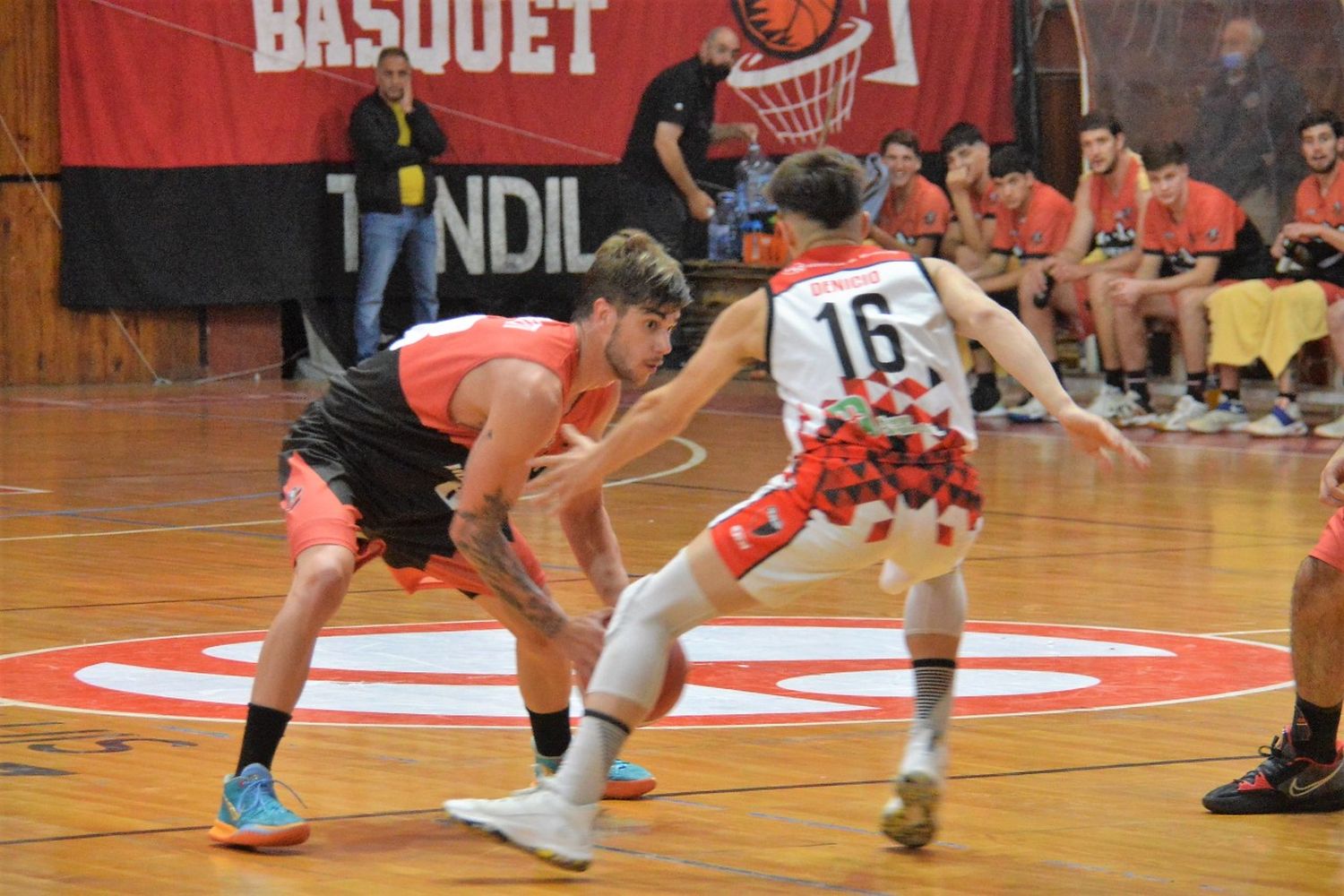 Pallotti planea una ofensiva, marcado por Denicio. El base bahiense rindió en alto nivel.