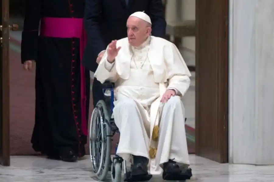 El papa Francisco continúa con su mejoría y sería dado de alta el sábado