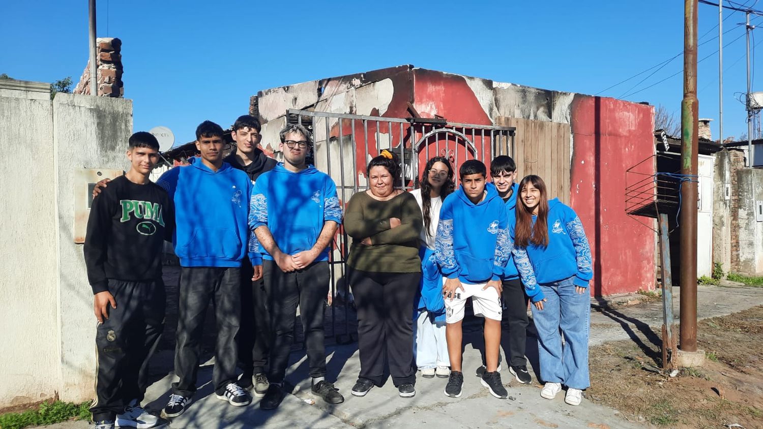 Alumnos de la Escuela Malvinas Argentinas se unieron para ayudar a Rocío que perdió todo en un incendio