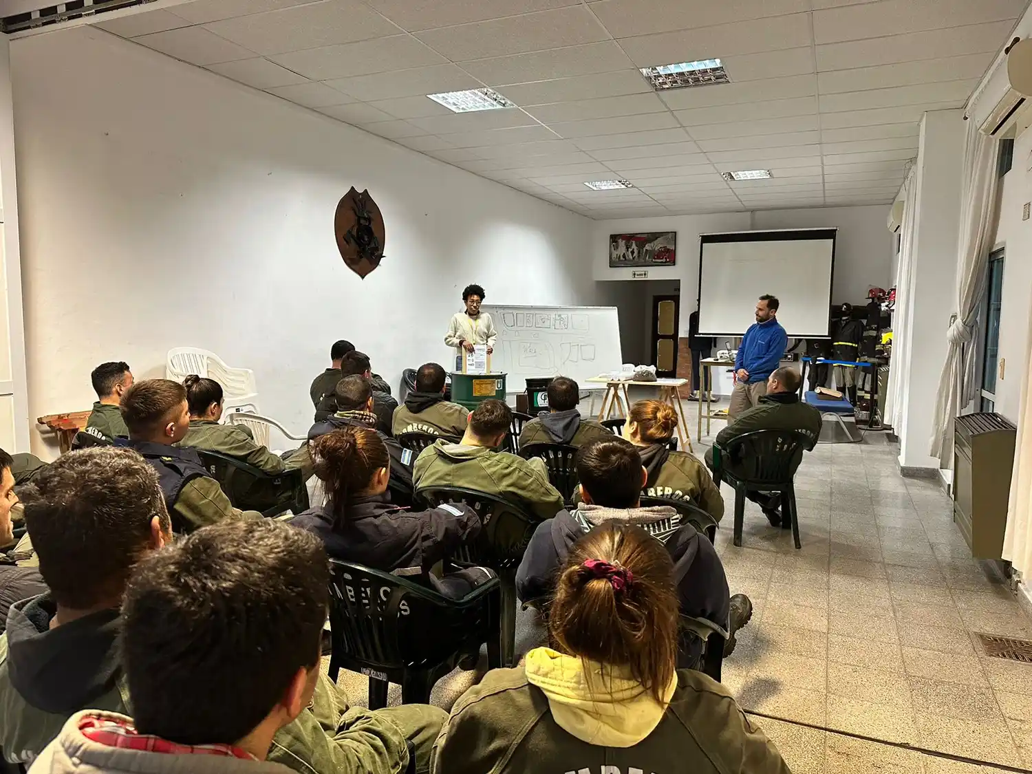 Fortaleciendo la conciencia ambiental: Bomberos de Chascomús reciben capacitación y donaciones