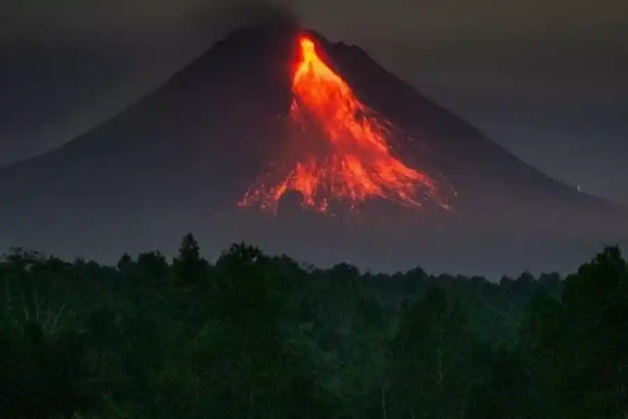 VIDEO | Volcán indonesio entró en erupción 24 veces en un día