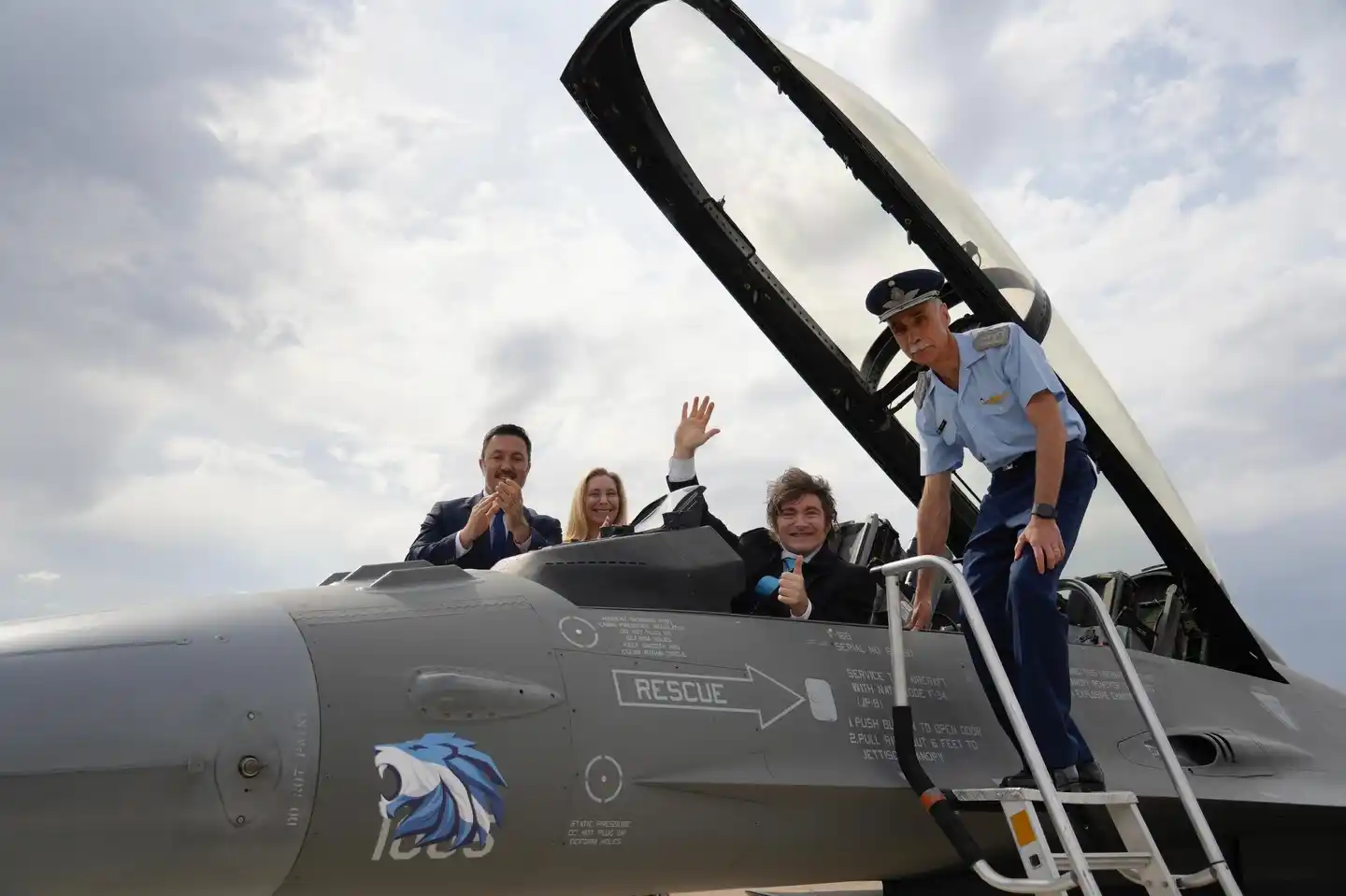 Seis aviones de combate F16 hicieron su viaje inaugural y sobrevolaron la Ciudad de Buenos Aires