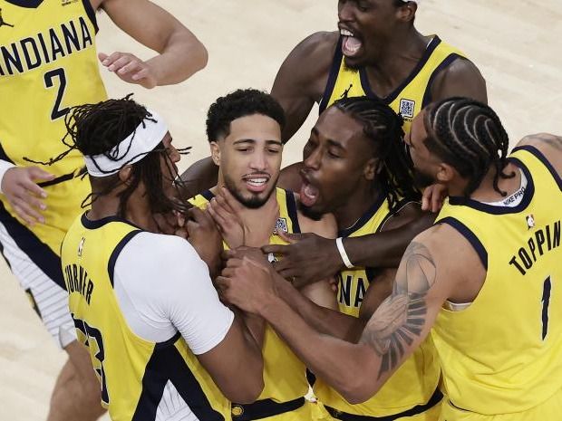Tyrese Haliburton no perdió a oportunidad de saborear la difícil victoria .Foto: Adam Hunger -AP-LaPresse