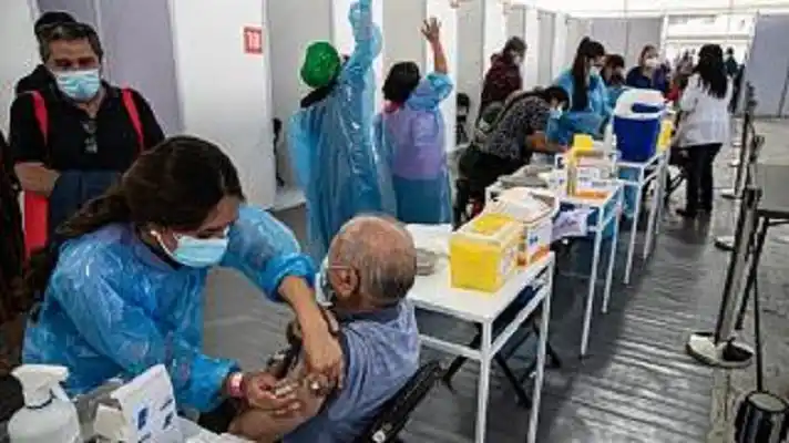 Permiten a migrantes venezolanos irregurales en Chile vacunarse contra la COVID-19