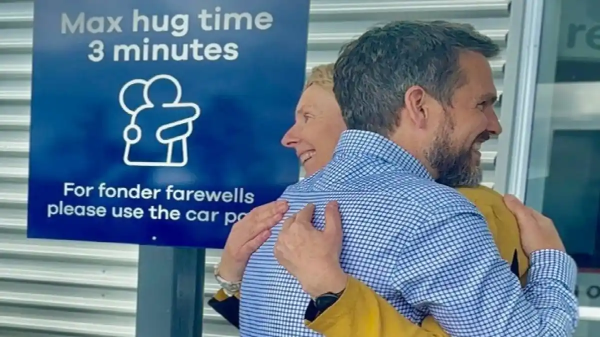 ¡INCREÍBLE! Aeropuerto de Nueva Zelanda impone límite de 3 minutos a los abrazos de despedida