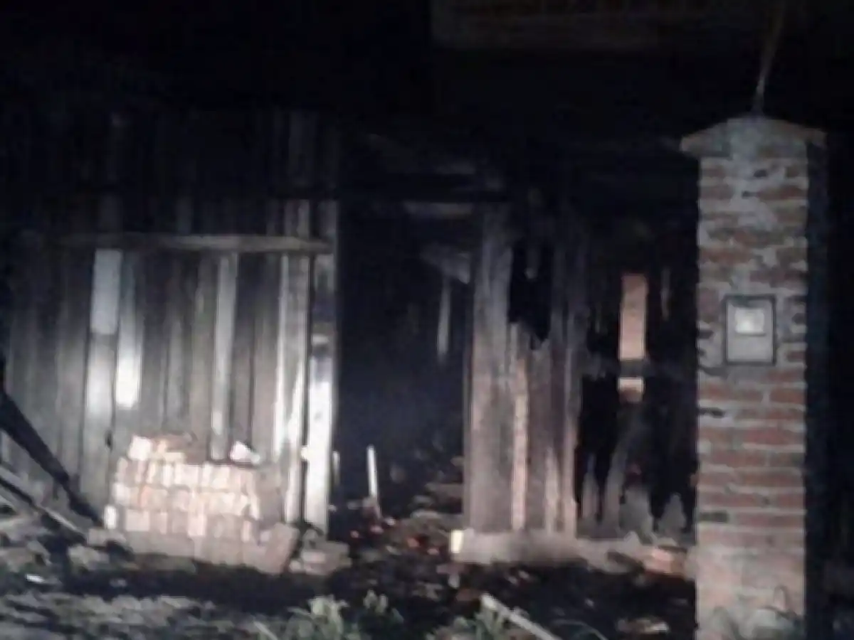 Se fueron de viaje y su hijo murió calcinado en el incendio de la casa