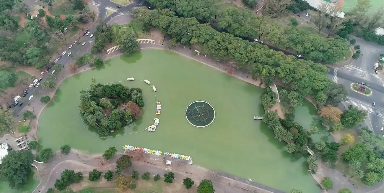 La propuesta contempla la instalación de juegos mecánicos infantiles en el sector sur del Parque Independencia, respetando las áreas verdes y el arbolado público existentes.